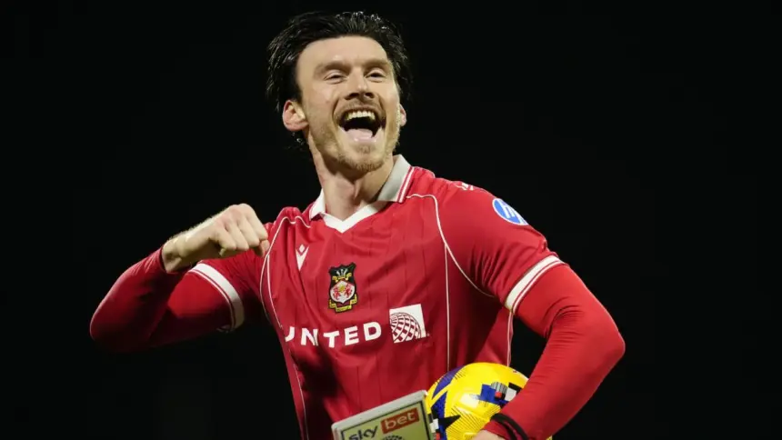 Wrexham vence a Coventry: Hat-trick de Moore y declaración de intenciones