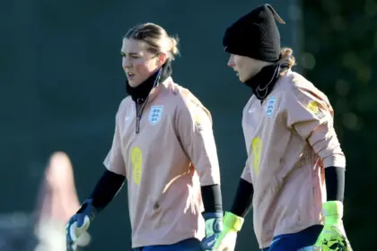 Bompastor Defiende a Hampton: Fuerte Crítica de Earps y Apoyo Total en Chelsea