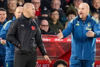 Dyche, furioso por gol del Manchester United: Pide cambio en el VAR