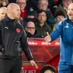 Dyche Furioso: VAR en Debate Tras Polémico Gol del Manchester United