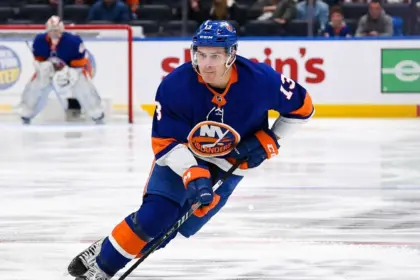 Barzal, Estrella de Islanders, Fuera por Disciplina: ¿Qué Pasó?