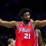 Embiid, estrella de 76ers, multado con $50K por gesto obsceno