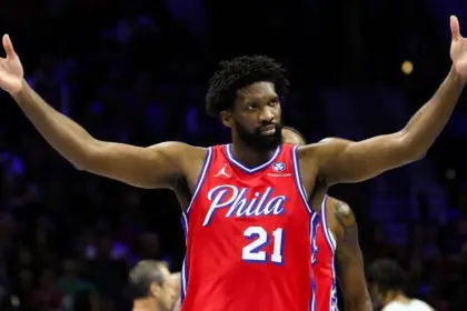 Embiid, estrella de 76ers, multado con $50K por gesto obsceno