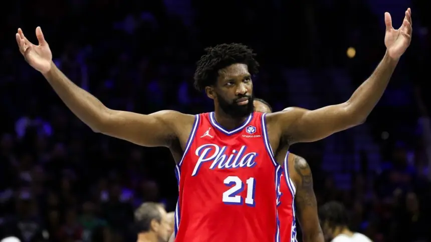 Embiid, estrella de 76ers, multado con $50K por gesto obsceno