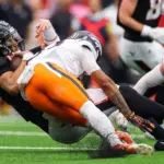 Stroud Sufre Conmoción: QB de Texans Baja por Golpe Ante Broncos