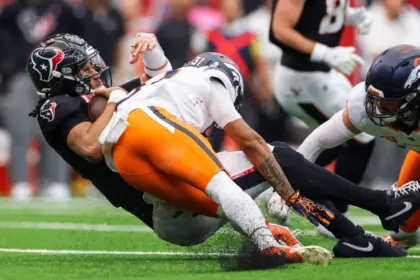 Stroud Sufre Conmoción: QB de Texans Baja por Golpe Ante Broncos