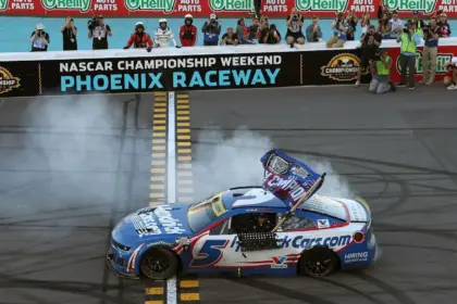 Larson Campeón NASCAR: Hamlin Sufre Derrota en Final Épica en Phoenix