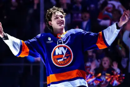 Schaefer, 18 años, hace historia con doblete: Nuevo récord en la NHL 4 Schaefer, 18 años, hace historia con doblete: Nuevo récord en la NHL