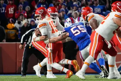 Bills sufren baja de Hoecht por desgarro de Aquiles; Mahomes presionado
