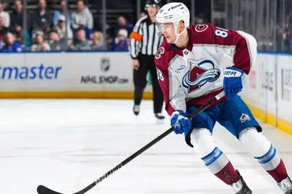 Avalanche amarran a Martin Necas: Extensión de 8 años con jugoso contrato