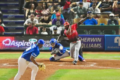 Yamaico Navarro Brilla: Escogido Vence al Licey con Ofensiva Explosiva