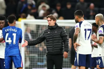 Van de Ven y Spence se disculpan tras gesto polémico con Frank en Spurs