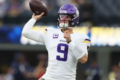 Vikings: O'Connell Confía en Profundidad de Quarterbacks, Jones en Duda