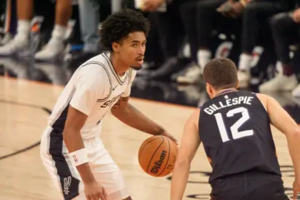 Harper, novato de los Spurs, baja por lesión de pantorrilla: Varias semanas fuera