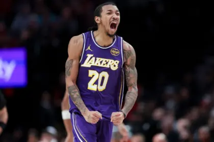 Smith, héroe inesperado: Lakers vencen a Blazers con exhibición sorpresa