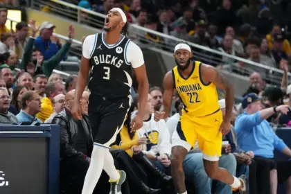 Bucks vencen a Pacers con Turner abucheado: Anteto y el triunfo final 8 Bucks vencen a Pacers con Turner abucheado: Anteto y el triunfo final