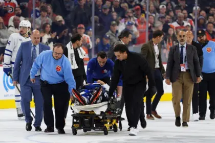 Tanev de los Leafs, hospitalizado tras choque: Detalles y estado de salud