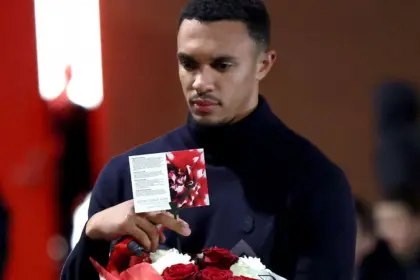 Alexander-Arnold Honra a Jota con Emotivo Homenaje en Anfield
