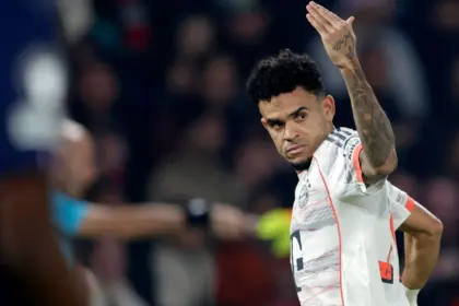 Díaz, héroe y villano: Doblete y roja en histórica noche de Champions 5 Díaz, héroe y villano: Doblete y roja en histórica noche de Champions