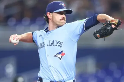 Bieber se queda con los Blue Jays: Ejercerá opción en 2026, ¡noticia!