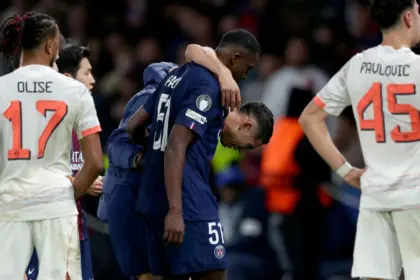 Hakimi del PSG sale llorando tras dura entrada de Díaz en Champions