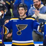 Dvorsky brilla: Primer gol en la NHL y Blues rompen racha perdedora