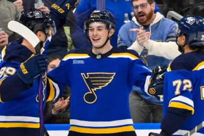 Dvorsky brilla: Primer gol en la NHL y Blues rompen racha perdedora