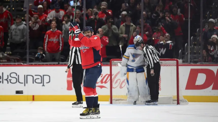 Ovechkin alcanza 900 goles: Binnington esconde el disco, ¡luego lo entrega! 1 Ovechkin alcanza 900 goles: Binnington esconde el disco, ¡luego lo entrega!