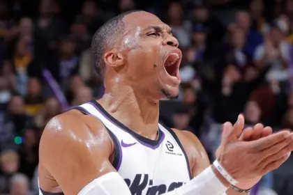Westbrook hace historia en rebotes y lidera triunfo de Kings