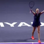Anisimova vence a Swiatek y avanza a semifinales en WTA Finals
