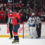 Ovechkin hace historia: 900 goles y Binnington esconde el disco