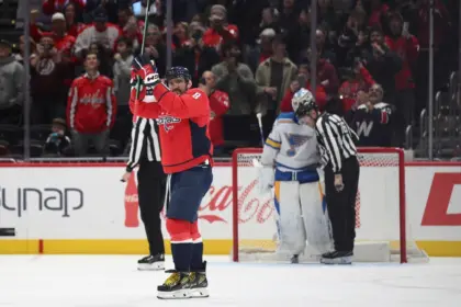 Ovechkin hace historia: 900 goles y Binnington esconde el disco