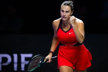 Sabalenka Arrasa en WTA Finals; Pegula Vence a Gauff en Duelo Épico