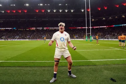 Rugby: Inglaterra arrasa, Australia busca 10, Feinberg-Mngomezulu brilla