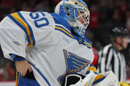 Binnington esconde el disco del gol 900 de Ovechkin, luego lo entrega