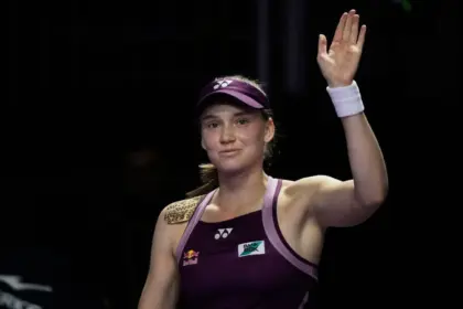 Rybakina a la final de las WTA Finals tras vencer a Pegula