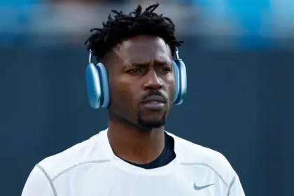 Antonio Brown rumbo a Miami: Enfrenta Cargos por Intento de Asesinato