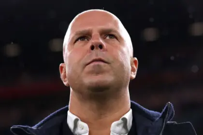 Slot bromea sobre la "consistencia" de derrotas del Liverpool en Premier