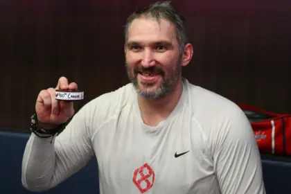 Ovechkin Alcanza 900 Goles en la NHL: Un Hito Histórico