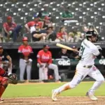 Estrellas Orientales doblegan a Leones en San Pedro: Tapia y Montes brillan