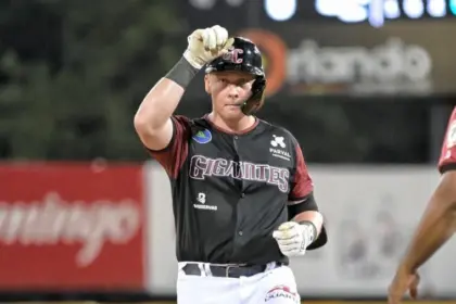 Holton Brilla: Doblete Decisivo da Triunfo a Gigantes vs Águilas