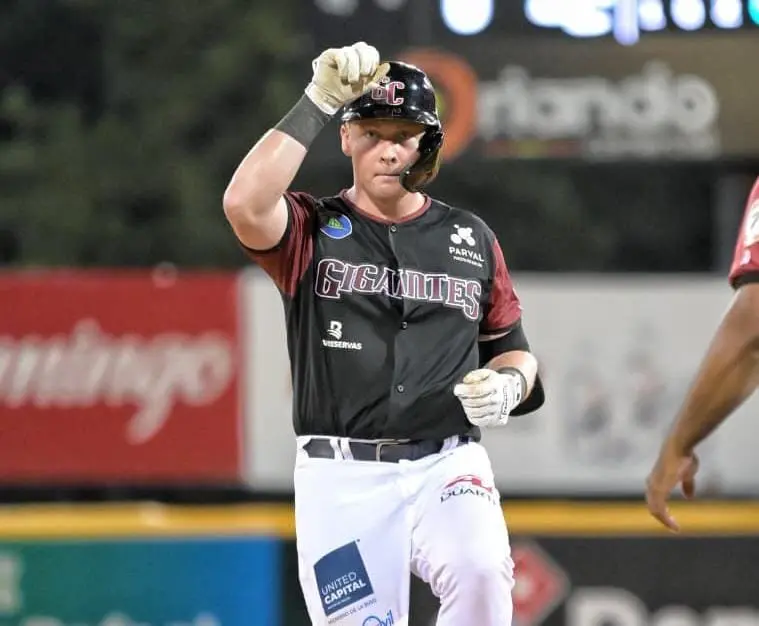 Holton Brilla: Doblete Decisivo da Triunfo a Gigantes vs Águilas