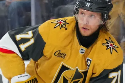 Karlsson se Lesiona: Vegas Pierde a Su Centro en Choque Contra Ducks