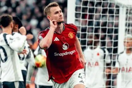 Dramático final: United empata ante Spurs con gol agónico de De Ligt.