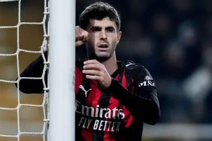 Pulisic regresa con el Milan, pero falla gol crucial en empate