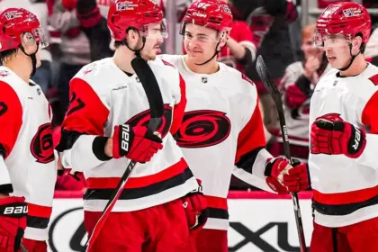 Huracanes: Defensas Novatos Brillan en Histórica Victoria ante Sabres