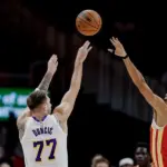 76ers y Spurs imparables; Doncic tropieza, Jokic brilla con triple doble