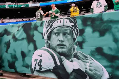 Jets Rinden Homenaje Emotivo a Nick Mangold Antes del Partido 5 Jets Rinden Homenaje Emotivo a Nick Mangold Antes del Partido