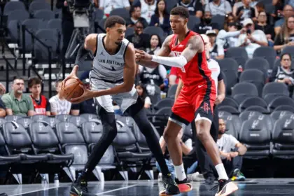 Wemby domina a los Rockets: Spurs triunfan en la NBA Cup