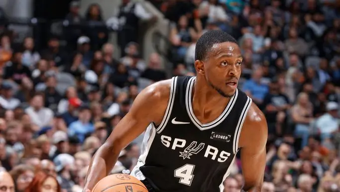 Fox Brilla en Debut con 24 Puntos: Spurs Celebran su Regreso Estelar